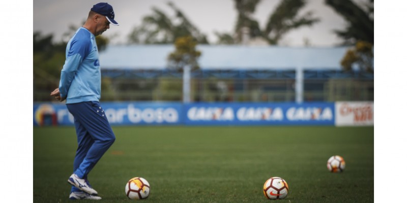 O técnico Mano Menezes, da Raposa, espera fazer bom resultado na La Bombonera