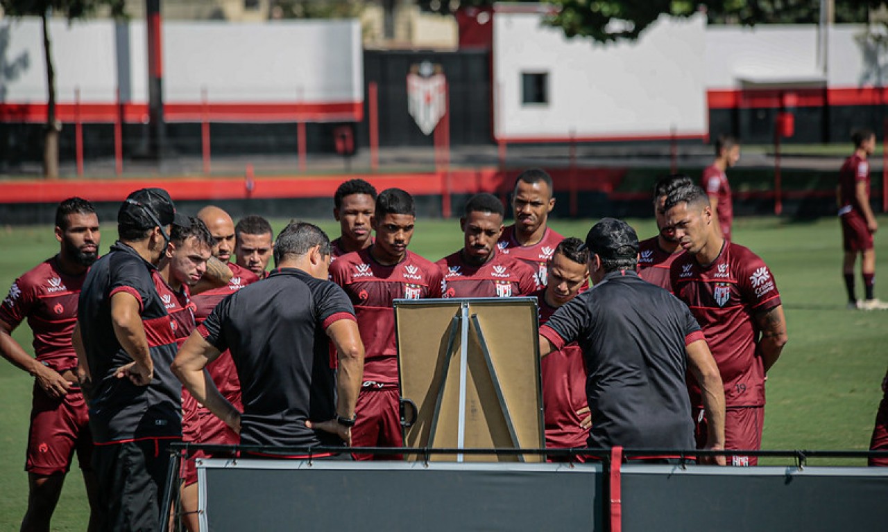 Jorginho orientando os atletas na reapresentação após vitória contra o Crac | Foto: Bruno Corsino/ACG