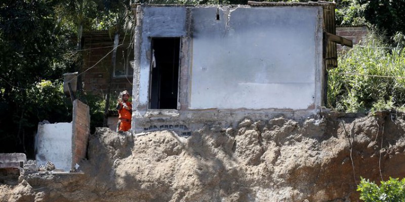 Deslizamento de enconta no Morro da Boa Esperança. Vítimas foram soterradas quando uma rocha se partiu, levando junto casas, árvores e muita lama, na madrugada de sábado (10) (Foto: Tânia Rêgo/Agência Brasil) 