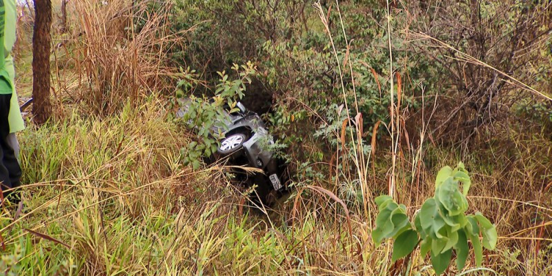 Pai, mãe e filho morreram no acidente. A outra criança sobreviveu e pediu socorro (Foto: Divulgação) 