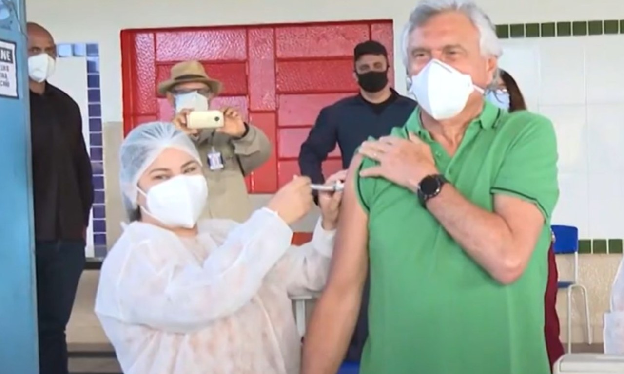 O governador, de 71 anos, se vacinou na Área 1 da PUC-Goiás, na manhã desta terça-feira (20/4) | Foto: reprodução/TV Anhanguera