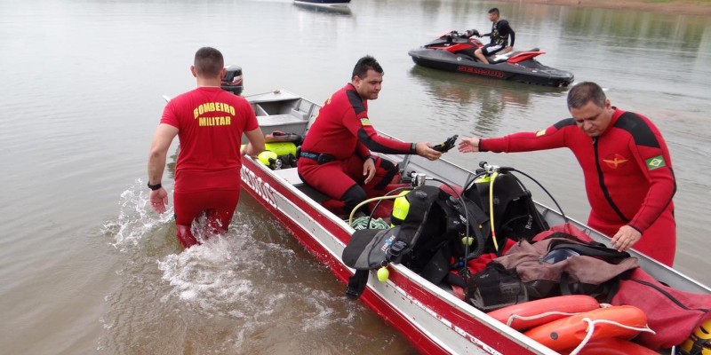 Bombeiros fazem buscas após helicóptero cair no Lago Corumbá, em Caldas Novas (Foto: Divulgação/Corpo de Bombeiros)