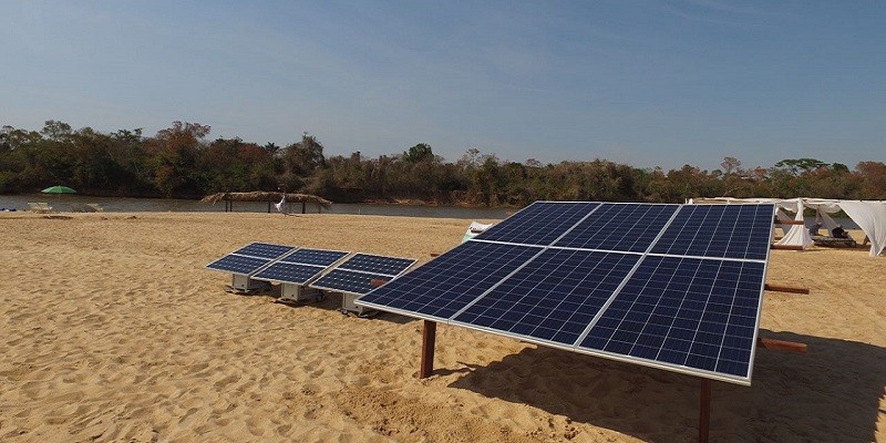 As placas recebem a luz solar e geram o suficiente para atender às demandas de 100 pessoas. (Foto: Reprodução)