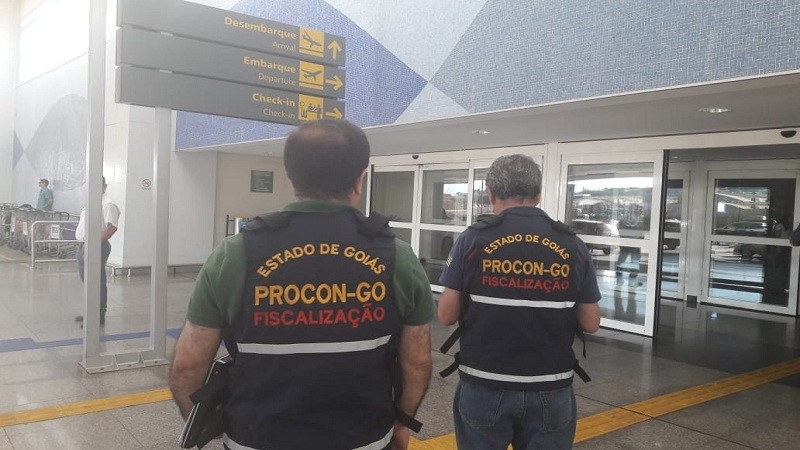 Procon realiza uma fiscalização no Aeroporto Santa Genoveva. (Foto: Crédito/Divulgação)