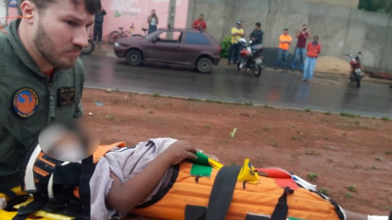 Mulher atropelada foi levada de ambulância pelo Corpo de Bombeiros (Foto: Divulgação/Corpo de Bombeiros)