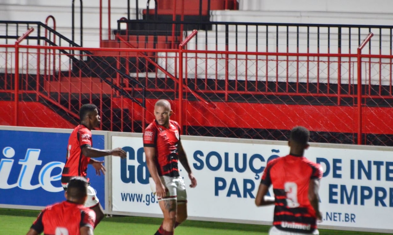 André Luis comemorando o primeiro gol do Atlético Goianiense na vitória sobre o Crac | Foto: Afonso Cardoso