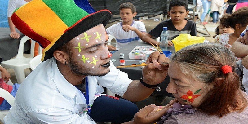Os voluntários também consertaram os brinquedos do parquinho e limparam todo o terreno. (Foto: Reprodução Internet)
