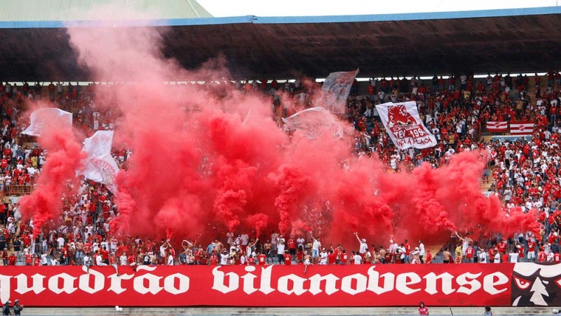 Torcida colorada no estádio Serra Dourada (Foto: Divulgação/Douglas Monteiro)