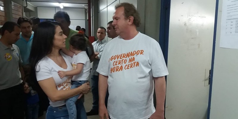 Carlesse (PHS) chegou ao local de votação com a família (Foto: Jairo Santos/TV Anhanguera)