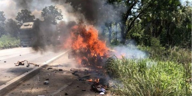 Cinco pessoas ficaram carbonizadas em acidente na BR-153, em Porangatu (Foto: Divulgação) 