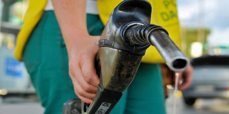 Gasolina vendida nas refinarias está mais cara a partir de hoje