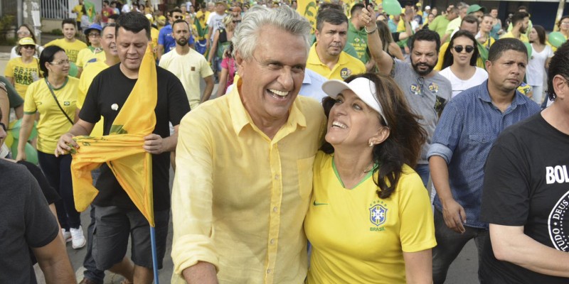 Ronaldo Caiado participou de caminhada pró-Bolsonaro neste domingo, em Goiânia, e elogiou a trajetória do presidenciável