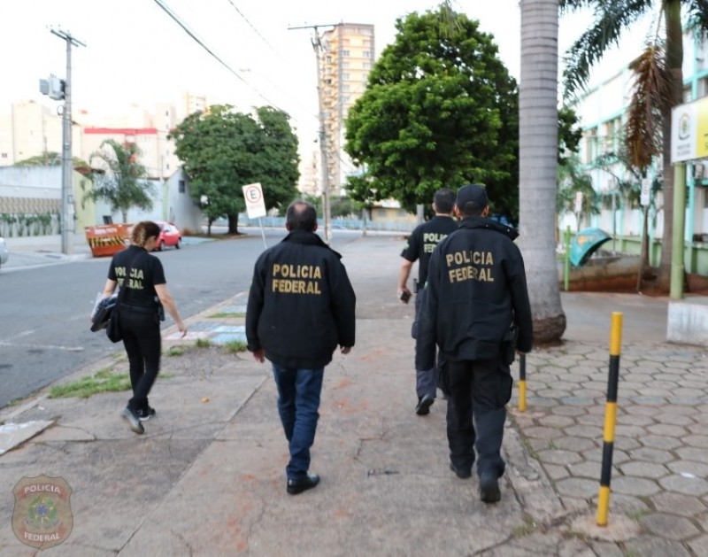 Policiais federais cumprem mandado de busca e apreensão na sede da Semas na Avenida República do Líbano no Setor Aeroporto (Foto: Divulgação/PF) 