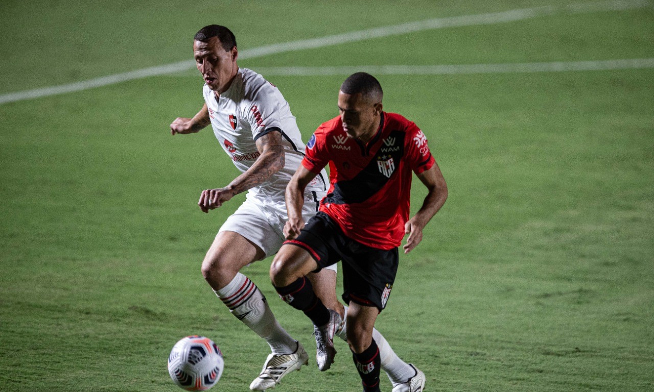 João Paulo em ação com o novo uniforme no duelo entre Atlético Goianiense e Newell's Old Boys-ARG no Antônio Accioly | Foto: Heber Gomes