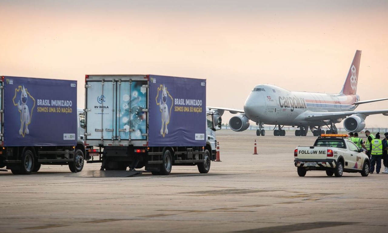 O voo com os insumos chegou na manhã deste domingo (28/03), às 6h22, no Aeroporto do Galeão (RJ) | Foto: ABr