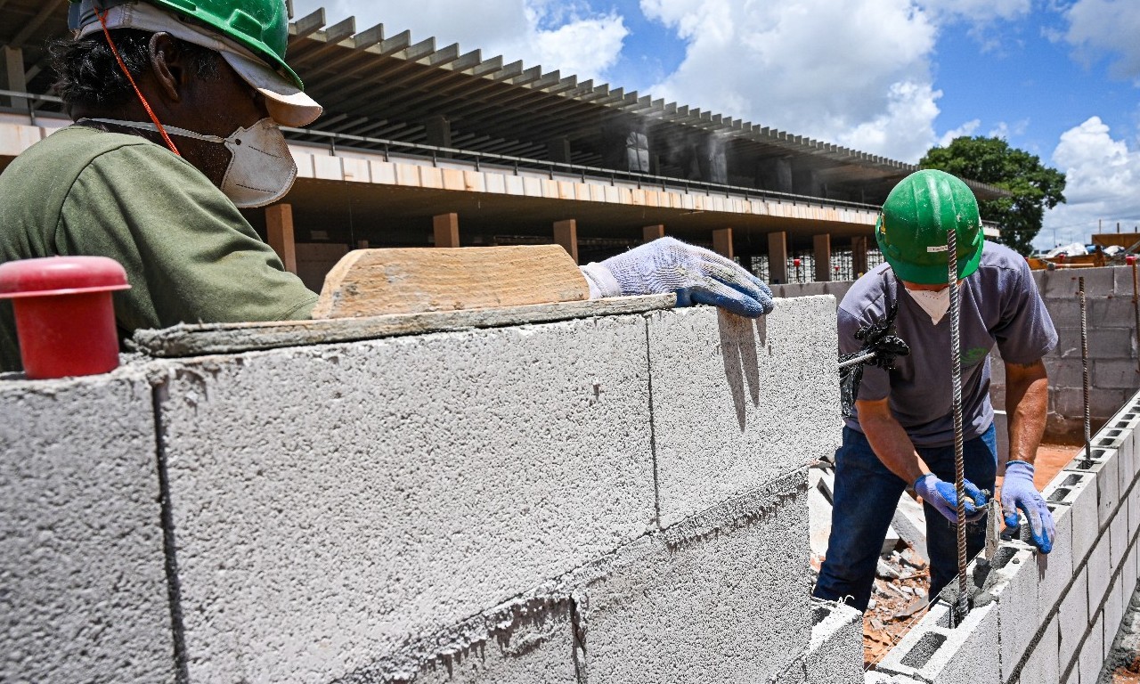 Empresa desenvolve iniciativa para oferecer suporte emocional para os colaboradores, em especial para os que são de fora. Maioria dos trabalhadores das obras não são de Goiânia. | Foto: Reprodução