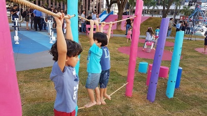 A praça conta com brinquedos criativos e bicicletas ergométricas que geram energia (Fotos: Paulo José)