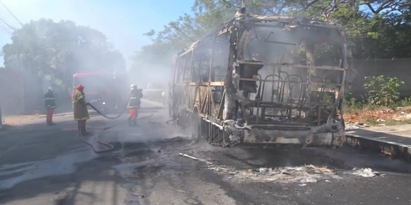 Mais um ônibus foi incendiado por criminosos (Foto: Divulgação) 