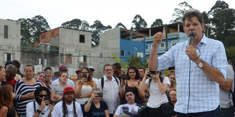 Encontro do candidato à Presidência da República, Fernando Haddad, com coletivos culturais periféricos, no Conjunto Promorar Raposo Tavares (Rovena Rosa/Agência Brasil)