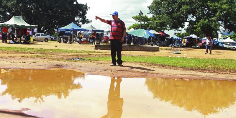 Feirantes reclamam que o projeto de reforma da Praça do Trabalhador deve diminuir o espaço destinado à montagem das barracas na Feira Hippie