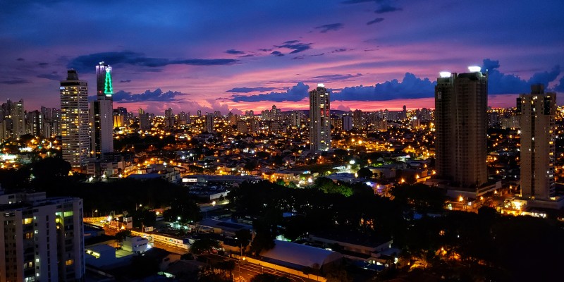  Símbolo natalino que brilha nas cores verde e branco pode ser visto em de diversos pontos de Goiânia (Foto: Divulgação/Renata Raynaud de Faria Argollo)