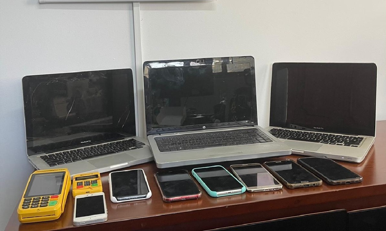 DERCC apreende celulares, computadores e maquinas de cartão que eram utilizadas para disseminar noticias falsas e extorquir vítimas. | Foto: Divulgação