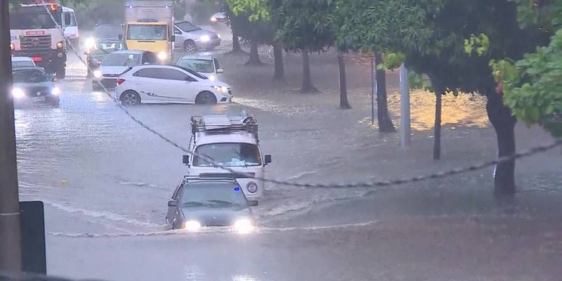 Motoristas enfrentaram pontos de alagamentos na Zona Sul do Rio de Janeiro (Foto: Divulgação) 