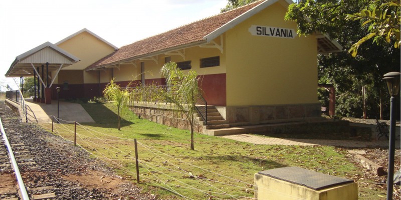 A ferrovia, já desativada, mantinha uma plataforma de embarque no município de Silvânia