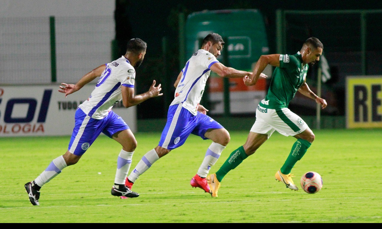 Volante Madison (dir.) volta de suspensão da última partida e enfrenta Goianésia, onde foi autor do gol da vitória na primeira partida no Goianão | foto: Rosiron Rodrigues / Goiás EC