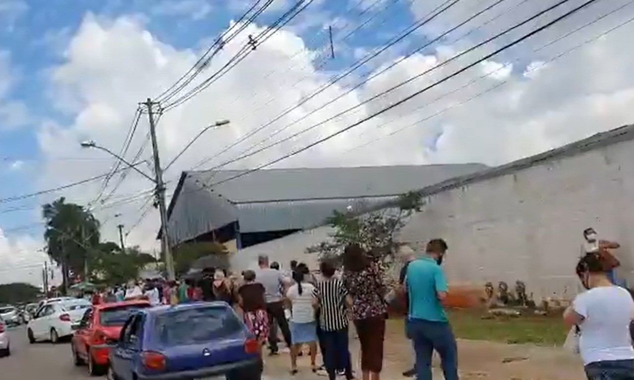 Nesta segunda (19/04), Goiânia vacinou pessoas com idade a partir de 62 anos, mas como público é maior, idosos precisaram esperar muito tempo debaixo do sol, além de enfrentar problemas com desorganização das filas | Foto: Reprodução