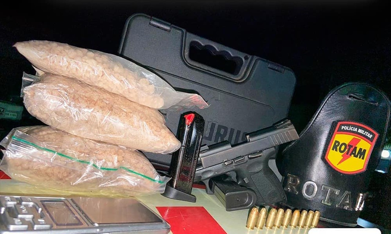 Na ação, os policiais apreenderam uma arma de fogo, munições e três sacos de ecstasy | Foto: Reprodução