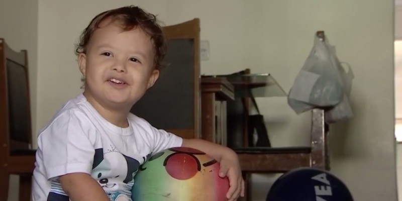 Emanuel Vinícius, de 3 anos, está com as veias do coração dilatadas e espera por mais de um ano