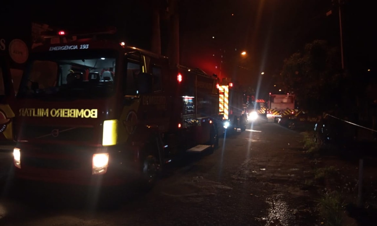 O estabelecimento fica no Jardim América e as chamas se concentravam no subsolo, com difícil acesso | Foto: CBM-GO