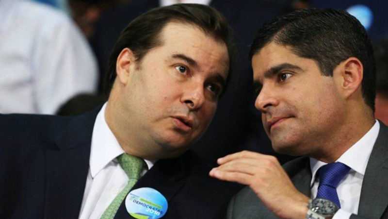 Rodrigo Maia e ACM Neto conversam em Brasília. (Foto: REUTERS/Adriano Machado)