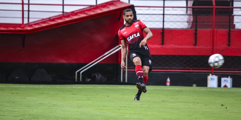 O zagueiro Lucas Rocha é uma das cinco novidades do Dragão para sábado