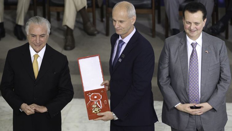 O presidente Michel Temer entrega a Ordem Nacional do Mérito Científico ao diretor do Museu Nacional, Alexander Kellner. Ao lado, o ministro da Ciência e Tecnologia, Gilberto Kassab. - Fabio Rodrigues Pozzebom/Agência Brasil