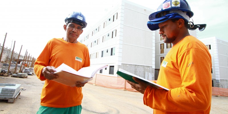 Valdenir e Jonas afirmam que driblam o cansaço de um dia inteiro de trabalho para estudar na obra, depois do expediente (Wesley Costa)