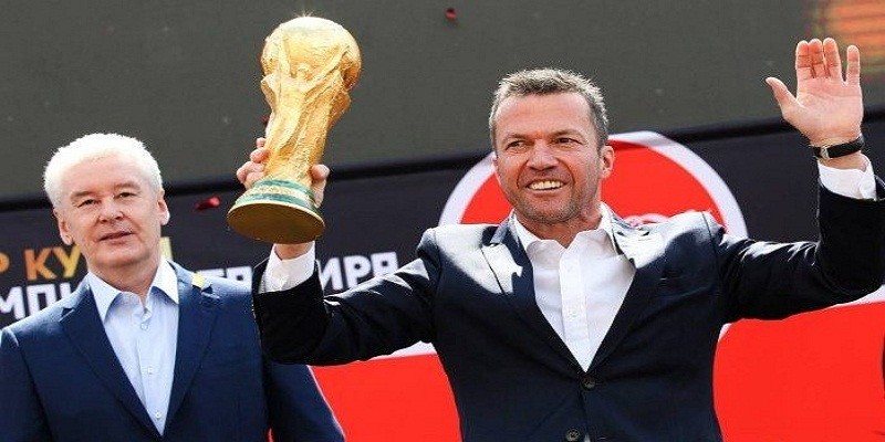 Imagem Ilustrando a Notícia: Após turnê, taça da Copa do Mundo da Rússia chega a Moscou