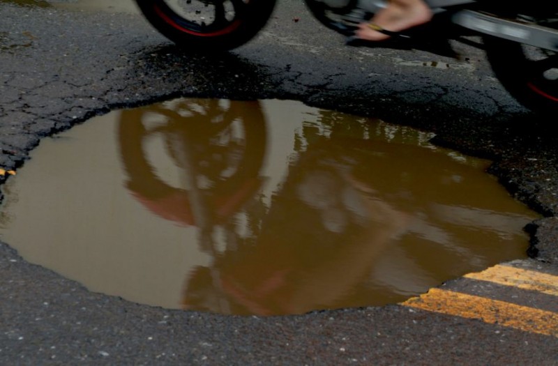 Imagem Ilustrando a Notícia: Motoristas reclamam  de excessos de buracos