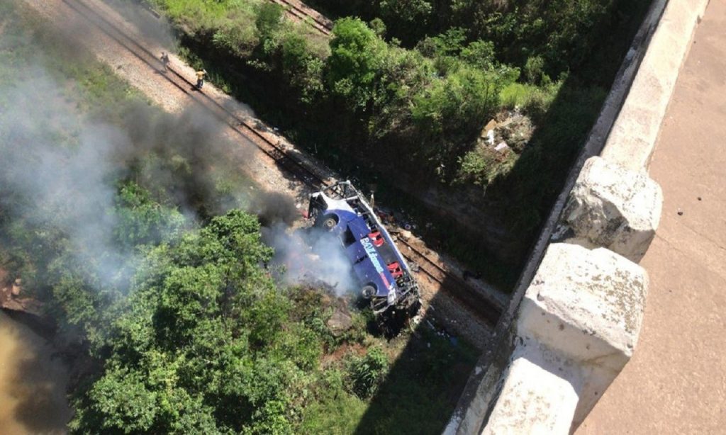 Imagem Ilustrando a Notícia: Ônibus cai de ponte em Minas Gerais; bombeiros relatam mortos