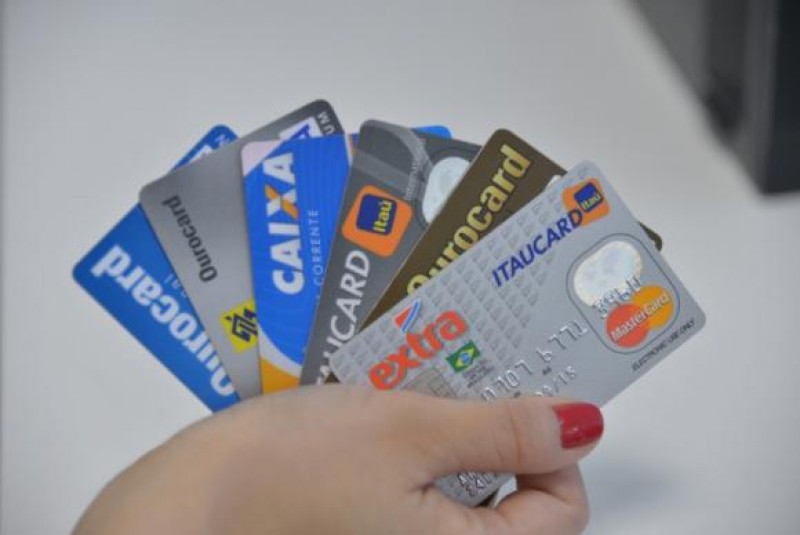 Imagem Ilustrando a Notícia: Novas regras para rotativo do cartão de crédito valem a partir de amanhã