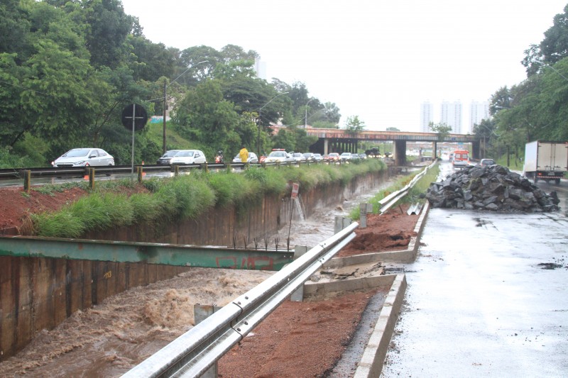 Imagem Ilustrando a Notícia: Marginal Botafogo pode ser totalmente fechada nos próximos dias por problemas