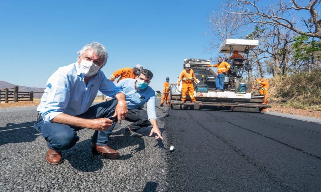 Imagem Ilustrando a Notícia: Caiado atesta qualidade de estradas em restauração durante visita ao Oeste Goiano