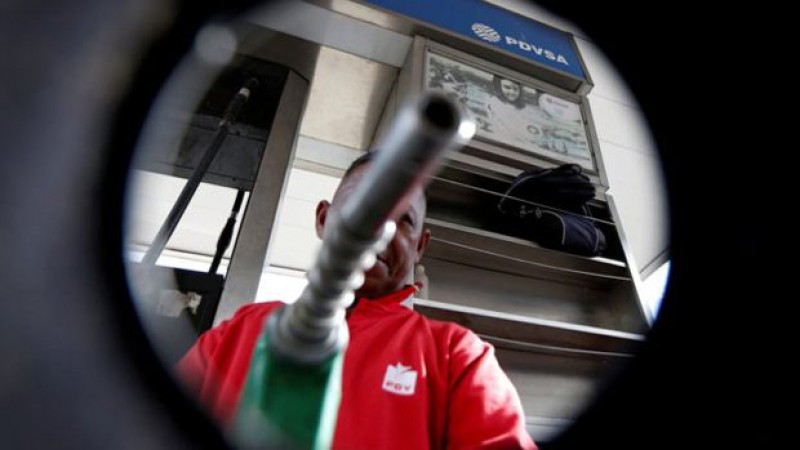 Imagem Ilustrando a Notícia: Petrobras reajusta hoje preço médio da gasolina e do diesel nas refinarias