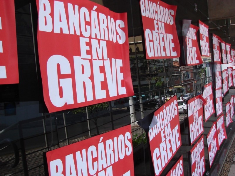 Imagem Ilustrando a Notícia: Greve dos bancários continua após reunião com Fenaban terminar sem acordo