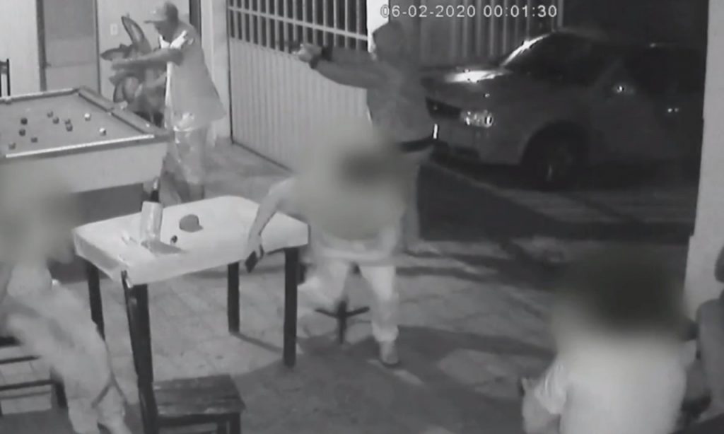 Imagem Ilustrando a Notícia: Homem é morto a tiros enquanto jogava sinuca em bar