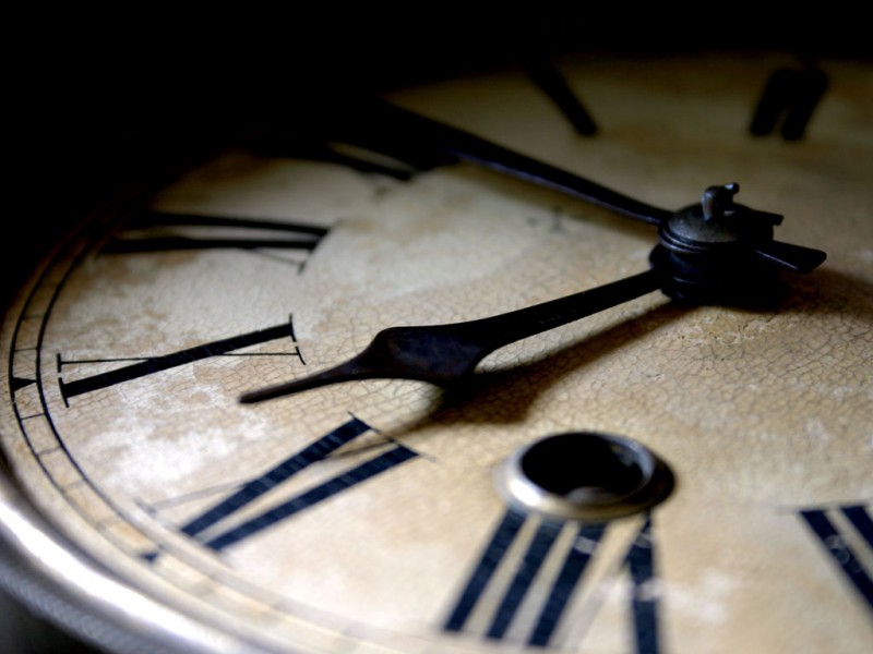 Imagem Ilustrando a Notícia: Horário de verão começa à meia-noite; relógios devem ser adiantados em uma hora