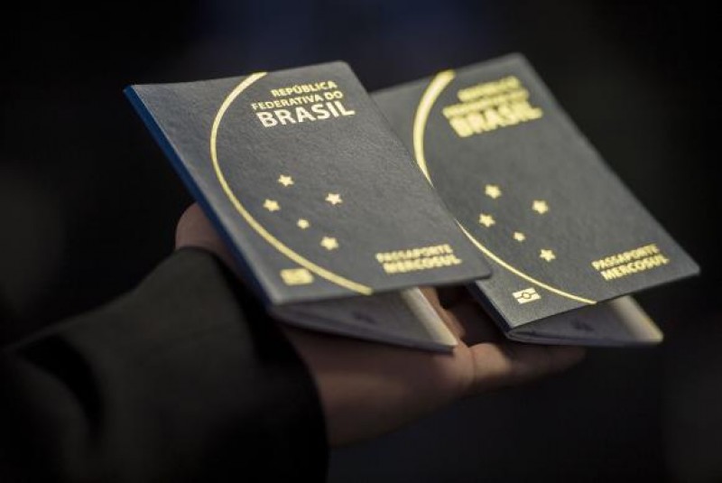 Imagem Ilustrando a Notícia: Governo vai pedir crédito extra de R$ 102 mi para retomar emissão do passaporte