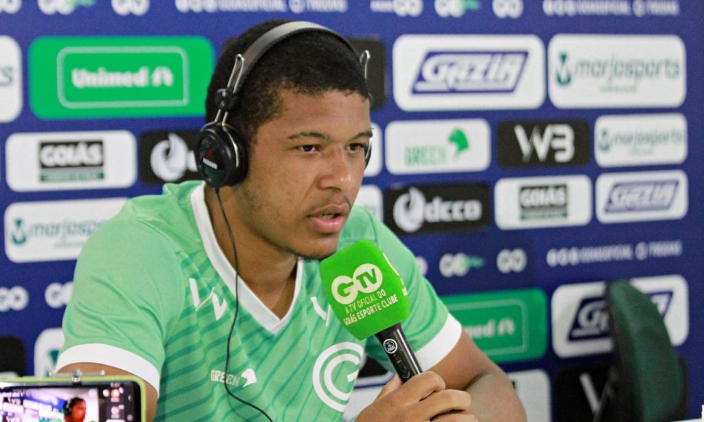 Imagem Ilustrando a Notícia: Vinicius Lopes encara jogo contra Coritiba como uma final: “Não podemos perder”