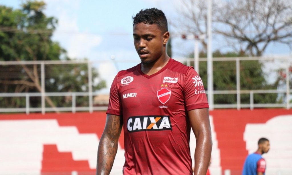 Imagem Ilustrando a Notícia: Em busca de reforços, Vila Nova libera dois jogadores para clubes da Série B